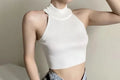 Top halter corto de mujer con cuello alto y textura acanalada