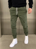 Pantalón cargo de hombre con bolsillos profundos