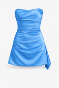 Vestido corto sin tirantes con frunces y falda drapeada