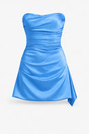 Vestido corto sin tirantes con frunces y falda drapeada