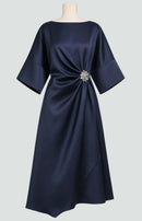 Vestido largo de fiesta con broche y mangas capa