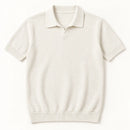 Polo de piqué blanco roto con cuello abierto, vista frontal