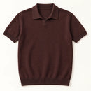 Polo de piqué para hombre en marrón caoba, vista frontal con cuello abierto