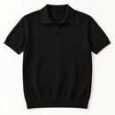 Polo de piqué negra con cuello abierto, vista frontal