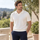 Polo de piqué blanco roto con cuello abierto y manga corta en un look casual