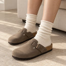 Un par de medias Staple color crema combinadas con zuecos