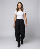 Pantalón cargo Aria de corte amplio para mujer - cuerpo entero de frente