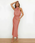 Vestido de fiesta de mujer con cuello halter y acabado satinado
