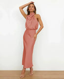 Vestido de fiesta de mujer con cuello halter y acabado satinado