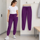 Dos joggers de uniforme con cordón y bolsillos; una prenda en uso y una segunda completa