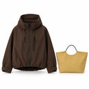 Una chaqueta marrón completa y un bolso mostaza