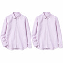 Dos camisas completas de rayas lila y blanco, separadas y sin bolsillo de pecho