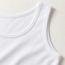Detalle ilustrativo de camiseta blanca: tejido acanalado, escote y borde de la sisa.