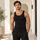 Escena editorial generada: hombre con camiseta negra sin mangas y pantalón negro.