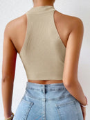 Top halter corto de mujer con cuello alto y textura acanalada