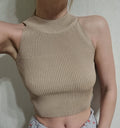 Top halter corto de mujer con cuello alto y textura acanalada