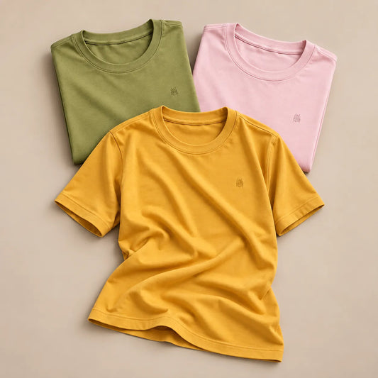 Kit ilustrativo de tres camisetas slim: verde oliva, rosa empolvado y mostaza