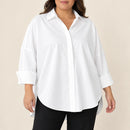 Camisa blanca de corte amplio, cuello clásico y bajo redondeado