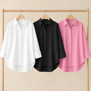 Ejemplo de tres camisas en blanco, negro y rosa; cada color y talla se eligen por separado