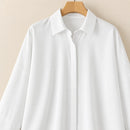 Detalle del cuello clásico y la parte frontal de la camisa blanca
