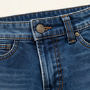 Detalle del botón, las trabillas y las costuras de los jeans Bravus