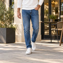 Jeans Bravus azules en una combinación casual